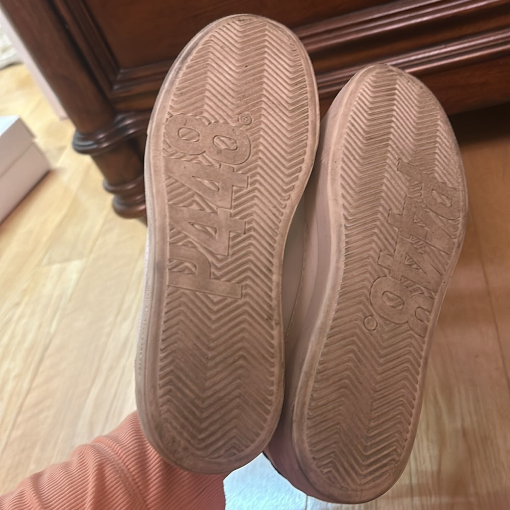 Classic Women's White Leather Sneakers with Metallic Accent - Picture 14 of 15